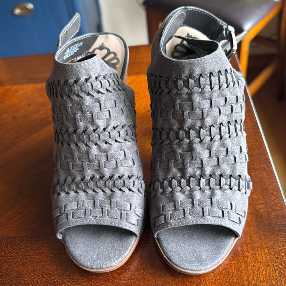 NWOT braided heels